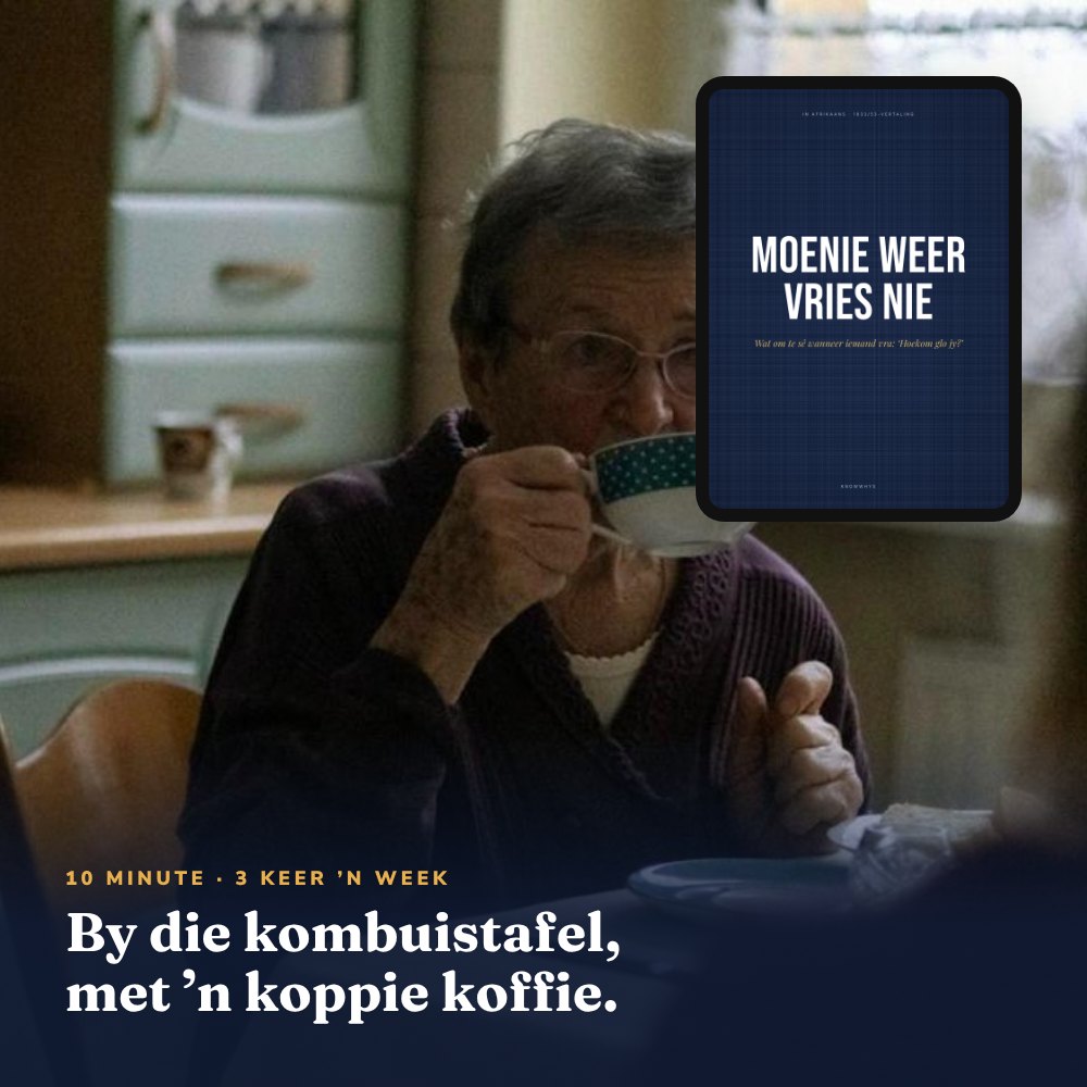 ’n Ouma by die kombuistafel met die werkboek op ’n tablet